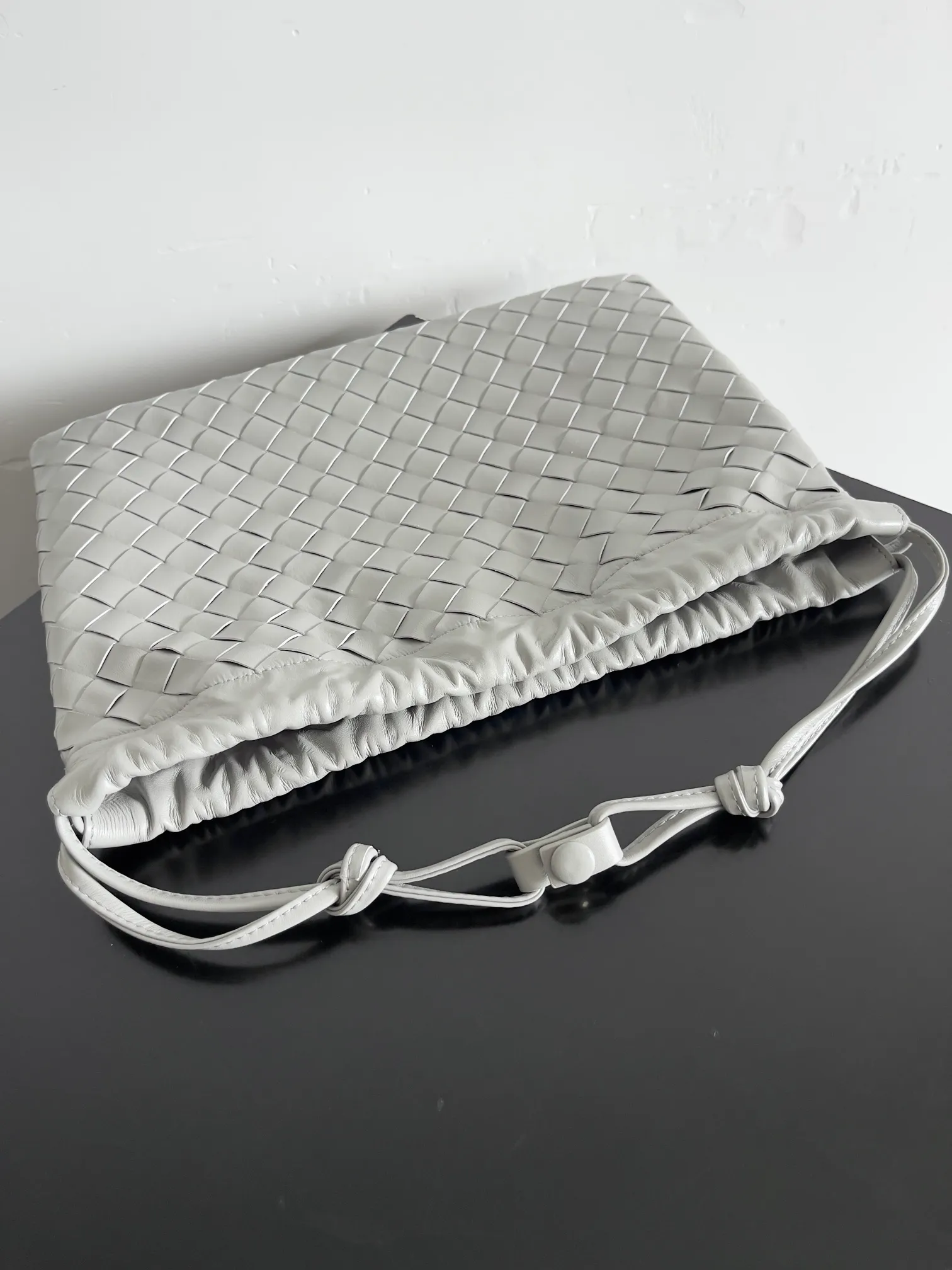 Batch 1560 Armpit bags have become a fashionable item that every girl has in their hands in recent years🛍️. The elegant and simple style has won the love of many people of different ages. However, there is an unavoidable trouble with armpit bags, that is, the capacity is too small, and BOTTEGA VENETA’s new Dustbag Considering people's travel needs, the capacity of garbage bags has been greatly upgraded. Folding umbrellas, water cups, and girls' makeup powder and lipstick can all be accommodated. It is very light and resistant to dirt. Even if you have a lot of things when traveling, it can reduce the burden to a certain extent. The shoulder straps are buckled and can be changed at will. It can be used for hand holding or as the liner of a large bag. After the drawstring is drawn, it looks like a cloud bag. It is very suitable for concave styling when traveling in summer🙋🏻‍♀️ Style number: 796728 Size: 32*23*1cm